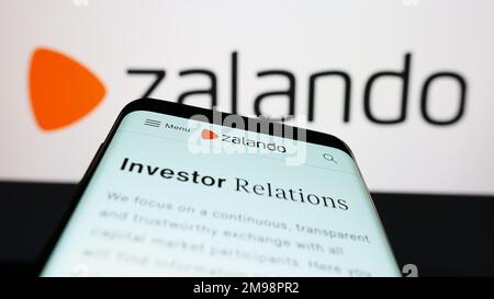 Smartphone avec la page Web de la société allemande de commerce électronique Zalando se sur l'écran devant le logo d'entreprise. Faites la mise au point dans le coin supérieur gauche de l'écran du téléphone. Banque D'Images