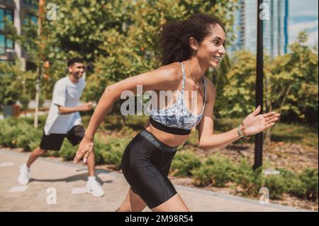 Jeune sportif souriant participant à un événement sportif Banque D'Images