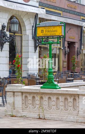 Budapest, Hongrie - 31 juillet 2022: Ligne jaune du métro panneau Station de métro Foldalatti sur la place Vorosmarty dans le centre-ville. Banque D'Images