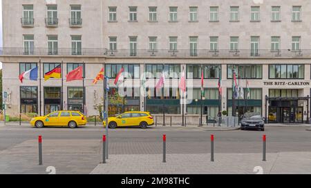 Budapest, Hongrie - 31 juillet 2022: Hôtel de luxe le Ritz Carlton à la place Elizabeth dans le centre de la capitale. Banque D'Images