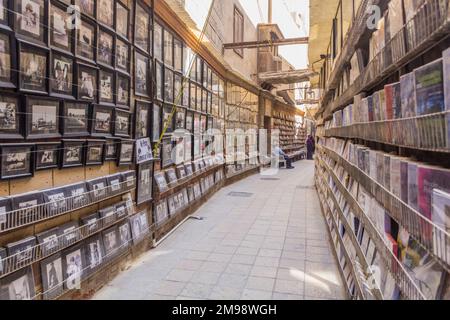 LE CAIRE, EGYPTE - 28 JANVIER 2019 : librairie de rue dans la partie copte du Caire, Egypte Banque D'Images