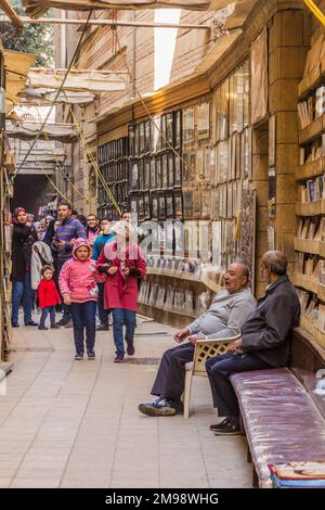 LE CAIRE, EGYPTE - 28 JANVIER 2019 : librairie de rue et boutique de souvenirs dans la partie copte du Caire, Egypte Banque D'Images