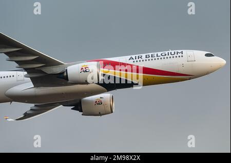 Un Airbus A330 passagers de la compagnie aérienne belge Air Belgium. Banque D'Images