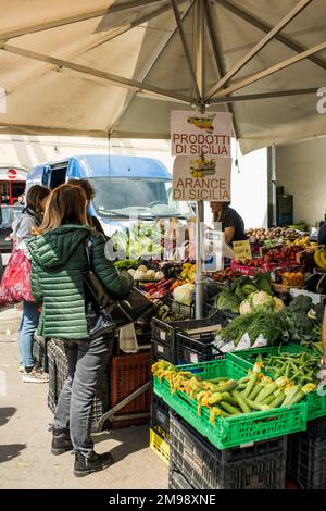 Florence, Italie - 15 avril 2022 : shopping de légumes, marché Sant'Ambrogio, Mercato di Sant'Ambrogio, Piazza Lorenzo Ghiberti Banque D'Images