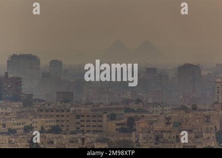 Vue sur les gratte-ciel du Caire avec des pyramides en arrière-plan, Égypte Banque D'Images