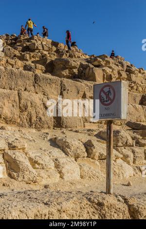 LE CAIRE, EGYPTE - 28 JANVIER 2019:pas de signe d'escalade aux pyramides de Queens à Gizeh, Egypte Banque D'Images