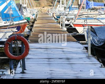 Lough Neagh, Kinnego, près de Lurgan, Comté d'Armagh, Irlande du Nord, ROYAUME-UNI. 17 janvier 2023. Temps au Royaume-Uni - après de fortes gelées et de la glace pendant la nuit, un jour amèrement froid malgré le soleil dans le vent ouest-nord-ouest (WNW). Par soleil, le gel est resté toute la journée - gel sur une jetée en bois à la marina.Credit: David Hunter/Alamy Live News. Banque D'Images