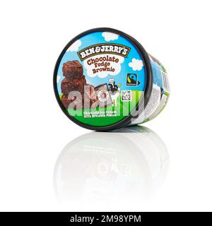 Tallinn, Estonie - janvier 2023 : glace de chocolat de Ben Jerry's Fudge Brownie isolée sur fond blanc. Banque D'Images