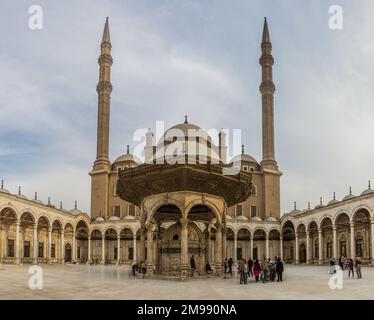 LE CAIRE, ÉGYPTE - 29 JANVIER 2019 : cour de la mosquée Muhammad Ali dans la Citadelle du Caire, Égypte Banque D'Images