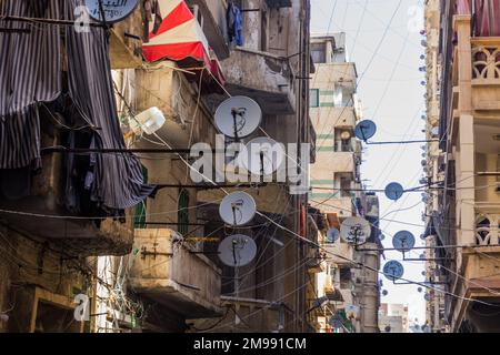 ALEXANDRIE, ÉGYPTE - 2 FÉVRIER 2019 : allée étroite avec des antennes paraboliques à Alexandrie, Égypte Banque D'Images