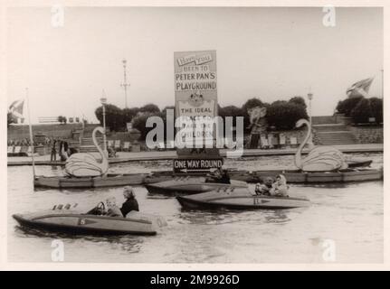 Boating Lake - British Seaside Scene, Southend-on-Sea, Essex - le panneau annonce Peter Pan's Playground - 'l'endroit idéal pour prendre les enfants'. Banque D'Images