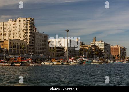 PORT SAID, ÉGYPTE - 3 FÉVRIER 2019 : bâtiments près du canal de Suez à Port Said, Égypte Banque D'Images