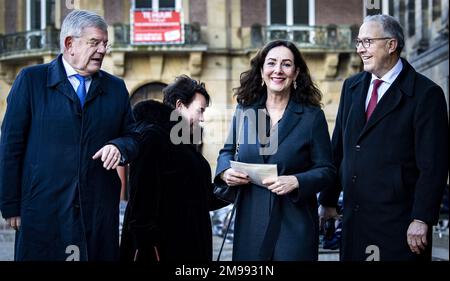 AMSTERDAM - les maires (de gauche à droite) Jan van Zanen (la Haye), Sharon Dijksma (Utrecht), Femke Halsema (Amsterdam) et Ahmed Aboutaleb (Rotterdam) arrivent au Palais Royal pour la réception traditionnelle du nouvel an par le Roi Willem-Alexander et la Reine Maxima. Le couple royal recevra plusieurs centaines d'invités de l'administration politique et publique et de divers secteurs de la société néerlandaise. ANP RAMON VAN FLYMEN pays-bas sortie - belgique sortie Banque D'Images