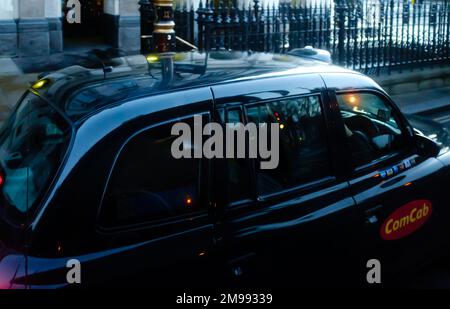 Londres, Royaume-Uni, 15th décembre 2012 : une cabbie noire typique traverse la ville au lever du soleil. Banque D'Images