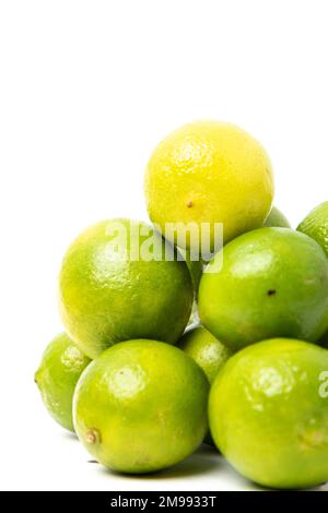 Image verticale d'un groupe de citrons empilés, sur fond blanc. Banque D'Images