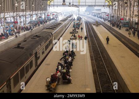 LE CAIRE, ÉGYPTE - 1 FÉVRIER 2019 : plates-formes de la gare de Ramses au Caire, Égypte Banque D'Images