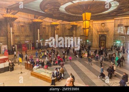 LE CAIRE, EGYPTE - 1 FÉVRIER 2019 : intérieur de la gare de Ramses au Caire, Egypte Banque D'Images