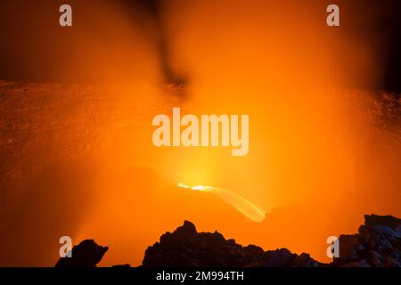 Lac de lave dans le volcan Erta Ale. Dépression de Danakil, Éthiopie, Afrique Banque D'Images