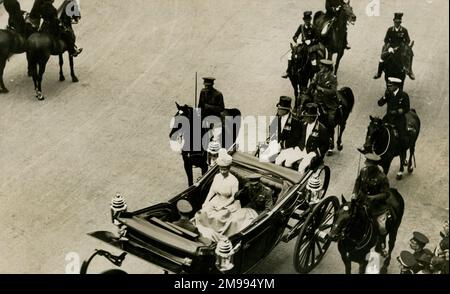 Le roi George V et la reine Mary passent par St Paul's Churchyard, Londres, à l'occasion de leur mariage d'argent en juillet 1918. Banque D'Images