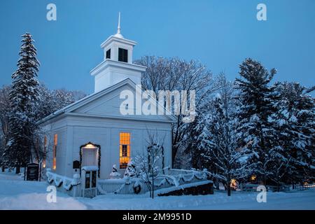 Historique 1861 Taylors Falls United Methodist Church pendant l'heure bleue un après-midi de fin d'hiver à Taylors Falls, Minnesota, États-Unis. Banque D'Images