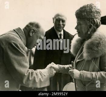 La reine Mary à l'Epsom Derby horserace, Surrey, accueillie par Lord Rosebery, avec le comte d'Athlone (au centre de l'arrière), le 4 juin 1949. Banque D'Images