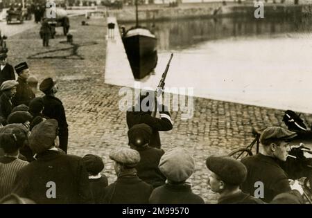 Un soldat belge tirant sur un avion allemand volant au-dessus d'Ostende, le 16 octobre 1914, pendant la première Guerre mondiale. Banque D'Images