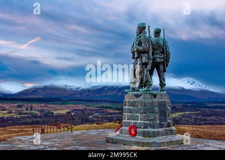 Commando Memorial Spean Bridge Ecosse en hiver avec des collines couvertes de neige Banque D'Images
