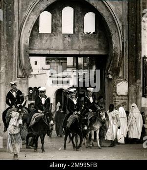 Marins de la Marine royale à bord d'ânes lors d'une visite du bazar de Tanger, Maroc, janvier 1937. Banque D'Images