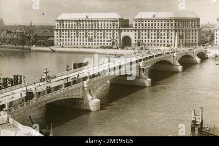 Le nouveau pont de Lambeth traversant la Tamise, peu avant son ouverture, le 19 juillet 1932. Sur la rive opposée se trouve la Thames House classée Grade II. Banque D'Images