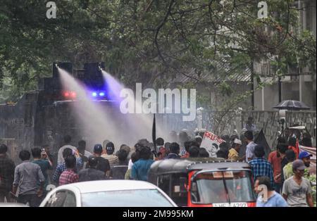 Colombo, Sri Lanka. 16th janvier 2023. Les forces de sécurité ont déclenché des gaz lacrymogènes pour disperser une marche de protestation contre la répression du gouvernement et la crise économique actuelle à Colombo, au Sri Lanka, le 16 janvier 2023. (Photo de Saman Abesiriwardana/Pacific Press/Sipa USA) crédit: SIPA USA/Alay Live News Banque D'Images