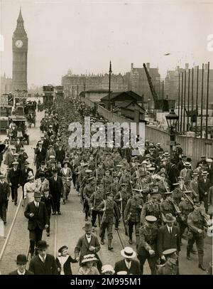Troupes traversant le pont de Westminster, Londres, au début de la première Guerre mondiale, le 2 août 1914. Banque D'Images