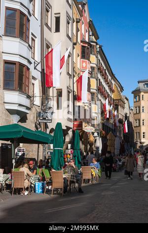 Innsbruck Autriche, vue en été des personnes se détendant aux tables de café de Herzog Friedrich Strasse dans le quartier historique de la vieille ville d'Innsbruck, Autriche Banque D'Images