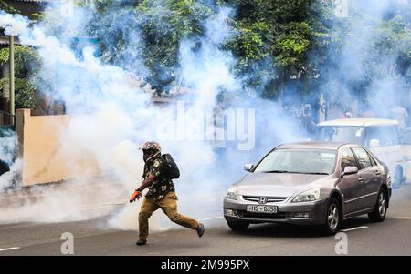 Colombo, Sri Lanka. 16th janvier 2023. Les forces de sécurité ont déclenché des gaz lacrymogènes pour disperser une marche de protestation contre la répression du gouvernement et la crise économique actuelle à Colombo, au Sri Lanka, le 16 janvier 2023. (Photo de Saman Abesiriwardana/Pacific Press/Sipa USA) crédit: SIPA USA/Alay Live News Banque D'Images