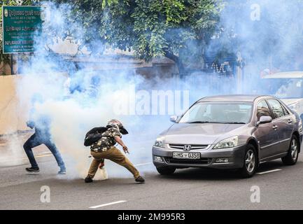 Colombo, Sri Lanka. 16th janvier 2023. Les forces de sécurité ont déclenché des gaz lacrymogènes pour disperser une marche de protestation contre la répression du gouvernement et la crise économique actuelle à Colombo, au Sri Lanka, le 16 janvier 2023. (Photo de Saman Abesiriwardana/Pacific Press/Sipa USA) crédit: SIPA USA/Alay Live News Banque D'Images