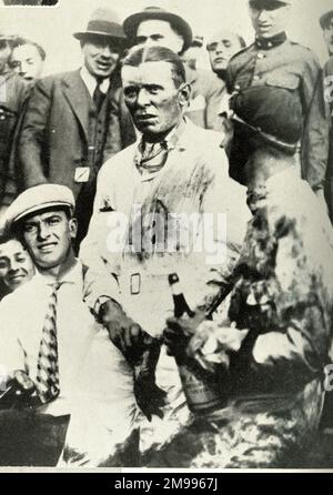 Achille Varzi, pilote de course automobile italien, après avoir remporté le Grand Prix de Tripoli en 1934 pour la deuxième année consécutive dans un Alfa-Romeo. Banque D'Images