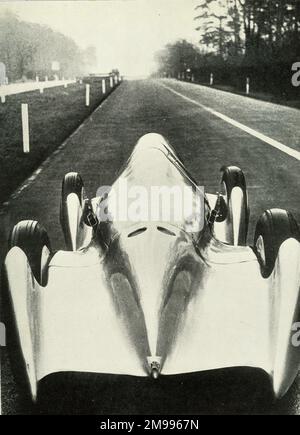 Vue arrière de la voiture de course Auto Union pendant les essais de vitesse sur le circuit de course automobile Avus lorsque la voiture a fait son apparition. Banque D'Images