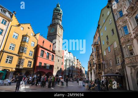 Vieille ville d'Innsbruck, vue en été sur Herzog Friedrich Strasse, la principale rue commerçante du centre de la vieille ville (Altstadt) d'Innsbruck, Autriche Banque D'Images