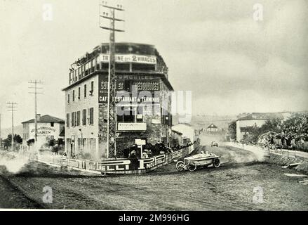 Mercedes en virage au Grand Prix de Lyon, France. Banque D'Images