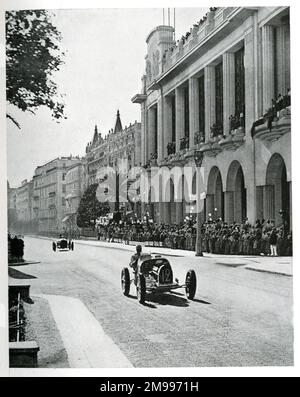 Voitures de course sur la Promenade pendant le Grand Prix de Nice, dans le sud de la France. Banque D'Images