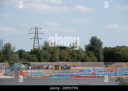 Slough, Berkshire, Royaume-Uni. 29th juillet 2022. L'ancien site de fabrication d'Akzo Nobel à Washam Road (photo) a été vendu à Pannatoni et a ensuite été acheté par Slough Borough Council, mais ils vendent maintenant le terrain. Le conseil municipal de Slough en faillite reste dans une dette financière sévère et tente de vendre jusqu'à 600m livres sterling de ses actifs ainsi que de réaliser des économies de 20million livres sterling par an pendant les sept prochaines années afin de réduire sa dette d'emprunt de 760m livres sterling. Crédit : Maureen McLean/Alay Banque D'Images