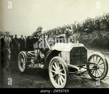 Red Jenatzy, vainqueur de la course automobile de la coupe Gordon Bennett au volant d'une Mercedes 1903, à une vitesse de 49,2 km/h. Banque D'Images