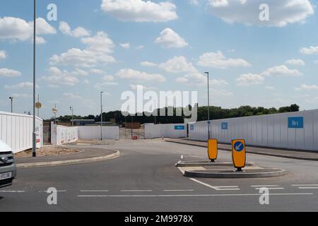 Slough, Berkshire, Royaume-Uni. 29th juillet 2022. L'ancien site de fabrication d'Akzo Nobel à Washam Road (photo) a été vendu à Pannatoni et a ensuite été acheté par Slough Borough Council, mais ils vendent maintenant le terrain. Le conseil municipal de Slough en faillite reste dans une dette financière sévère et tente de vendre jusqu'à 600m livres sterling de ses actifs ainsi que de réaliser des économies de 20million livres sterling par an pendant les sept prochaines années afin de réduire sa dette d'emprunt de 760m livres sterling. Crédit : Maureen McLean/Alay Banque D'Images