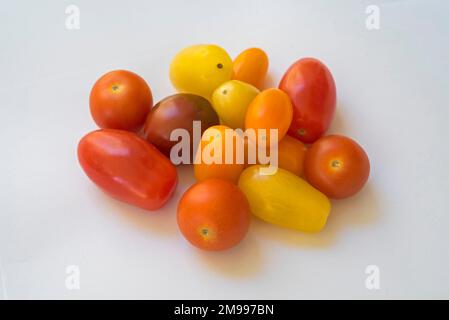 Petites tomates cerises de couleur arc-en-ciel. Banque D'Images