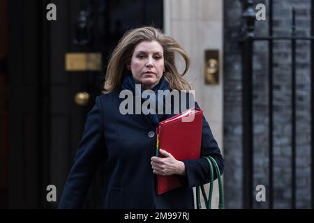 Londres, Royaume-Uni. 17th janvier 2023. Le Président du Conseil, et le leader de la Chambre des communes Penny Mordaunt quitte le 10 Downing Street après avoir assisté à la réunion hebdomadaire du Cabinet présidée par le Premier ministre Rishi Sunak. Crédit: Wiktor Szymanowicz/Alamy Live News Banque D'Images