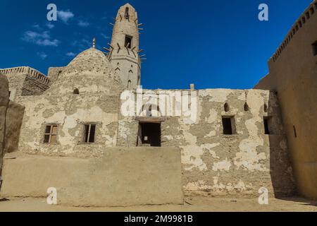 Mosquée Nasr el DIN dans le village d'Al Qasr dans l'oasis de Dakhla, Egypte Banque D'Images