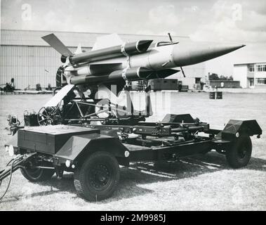 Un missile guidé surface à air Thunderbird électrique anglais est transféré du chariot de chargement du lanceur au lanceur, septembre 1958. Banque D'Images