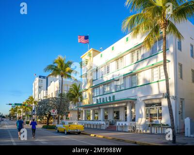 Avalon Hotel, les gens marchent, Ocean Drive, South Miami Beach, Miami, Floride, États-Unis Banque D'Images