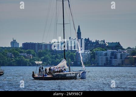 Stockholm, Suède - 06 21 2009: Bateaux à voile de la Volvo Ocean race dans le port de la capitale suédoise Stockholm dans la mer baltique Banque D'Images