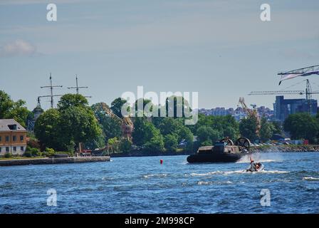 Stockholm, Suède - 06 21 2009: Un bateau d'artisanat Hoover dans le port de la capitale suédoise Stockholm, dans la mer baltique Banque D'Images