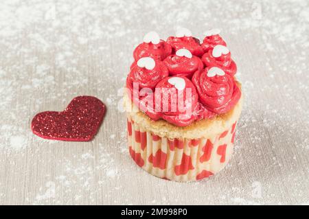 Délicieux petits gâteaux faits maison décorés pour la Saint-Valentin. Banque D'Images